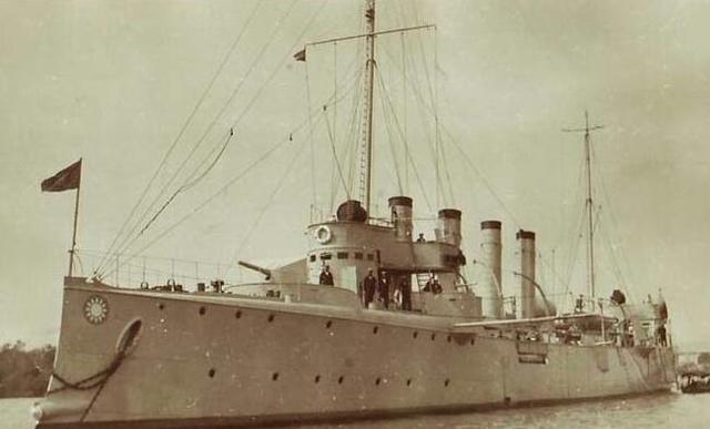 四烟囱战舰,也是中国海军驱逐舰中除"建安","建威"以外排名第三的大舰