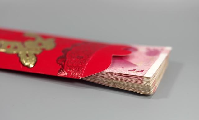 父母把我送城里读书,姑父却把我当保姆,现如今见我送万元红包