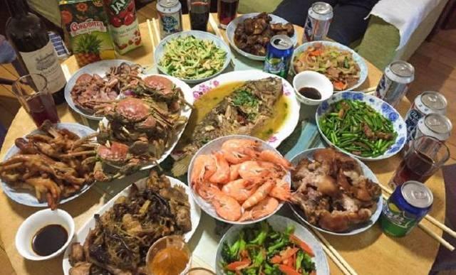 城里人年夜饭pk农村人年夜饭还是农村人的年夜饭最有年味