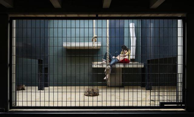 男女呆在笼子里供人观赏一年,可获得百万英镑,至今逃出来的更多