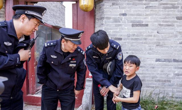 没写作业遭暴打,小学生竟写信求助警察:把我妈"带走吧"!