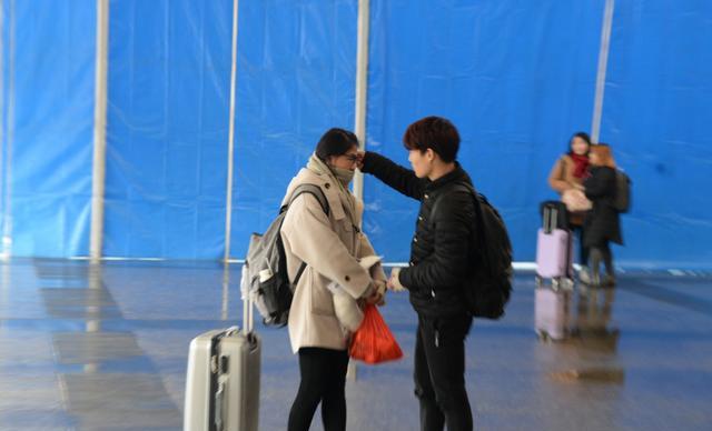 春运时分,离别的车站,又该有多少情侣相拥分开?