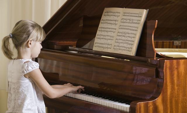 都说琴童家长不好当,淡定妈妈这样做,练琴也能岁月静好