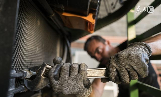 老王家拖拉机干活时突突冒黑烟 拆开引擎盖检查 把人们都吓坏了