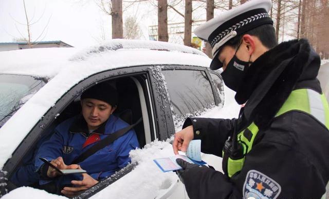 不畏严寒保平安展现最亮丽——交警二大队雪天执勤保畅通