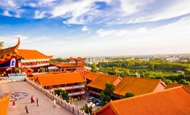 地址:广东省化州市丽岗镇尖岗岭南山寺 门票信息:免费 开放时间:08:00