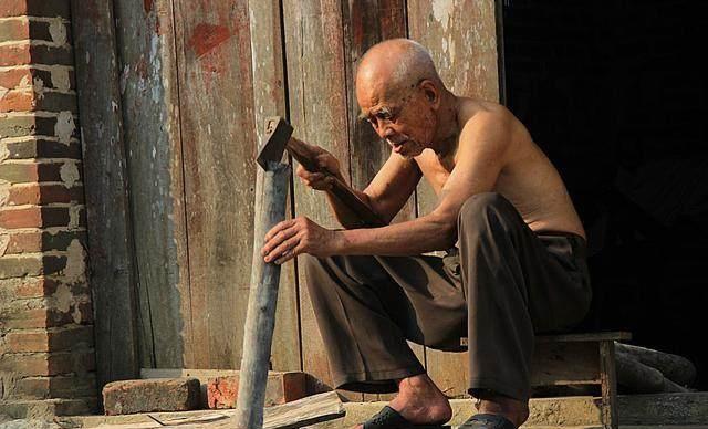 73岁老人省吃俭用供女孩读大学,毕业后却不认老人,心酸!