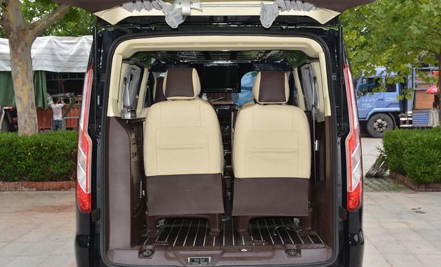 实拍途睿欧豪华型商务车6座豪华商务车