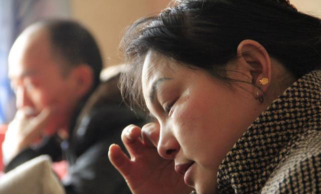 单亲妈妈为了孩子,当着所有人的面求原谅,太心疼了!