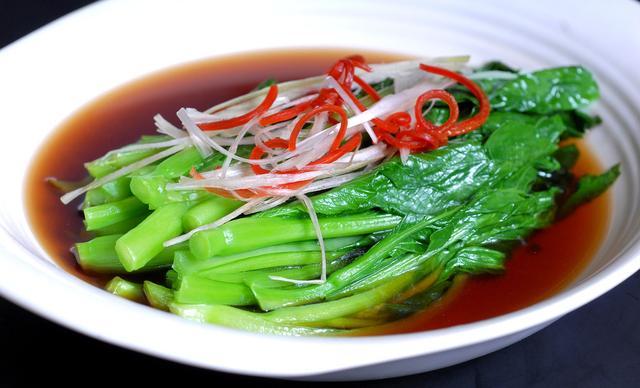 菜心摘去老根老叶清洗干净,蚝油,半碗清水,生抽与盐一起兑成蚝油汤汁.