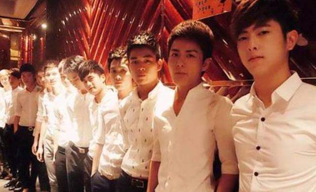 女子失恋后在ktv找6个帅哥彻夜狂欢,第二天她傻眼了