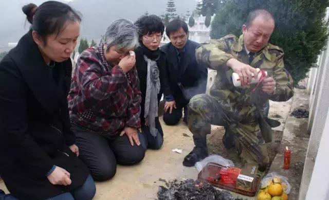 臧雷陪同老战友孙思广烈士的妻女家人从山东老家到麻栗坡烈士陵园祭奠