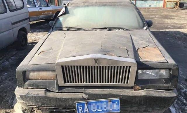 京牌劳斯莱斯被弃街头成僵尸车,引热议:真欺负我们不懂车?