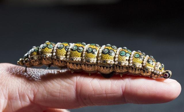 而整条毛毛虫用黄金打造而成,上面点缀了不少的钻石还有宝石