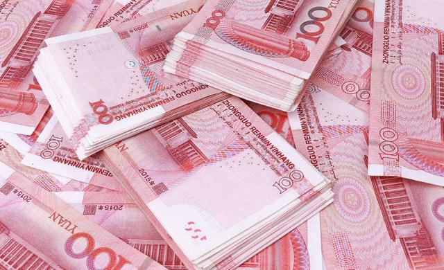 她小心地从兜里抽出一张钱,慢慢走进超市买了点