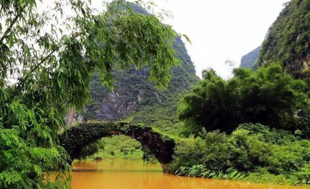 在广东清远的一个很小的阳山县城车田村,藏着这么一个野温泉,车田温泉