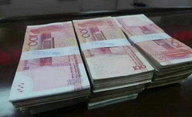 的哥在车上捡十万块找失主时却等来了惊喜笑称这比十万元值钱