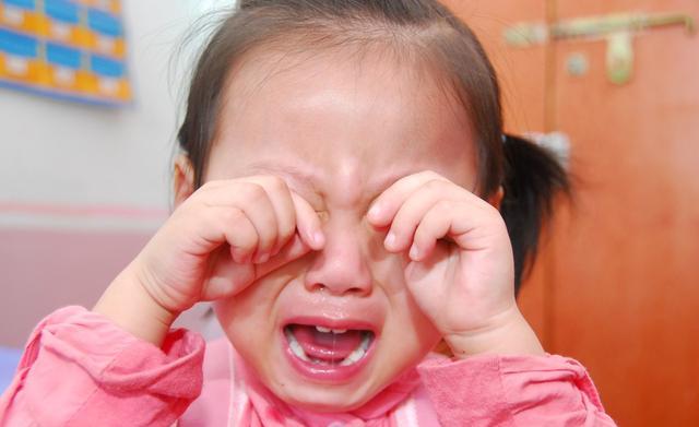 结果,昨天再一次被一个小女孩抓了三个小口子.我问女儿,她为什么抓你?