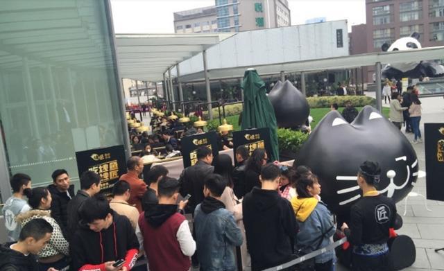 成都春熙路ifs熊猫天台现成都式排队吃饭里三层外三层