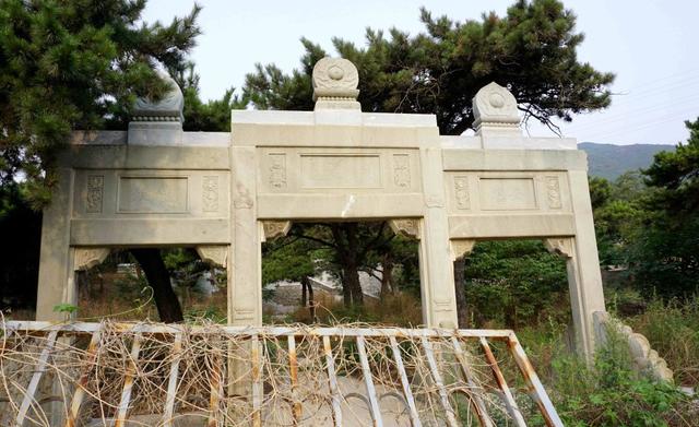 实拍民国代总统周自齐墓地荒草一人高曾多次被盗保护无门