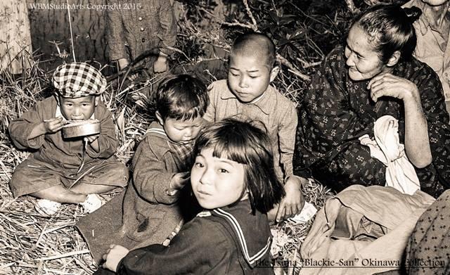 老照片:60年前琉球人的日常生活,菜市场里挂着复兴日本的标语