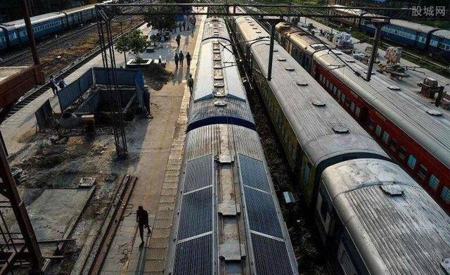 个奇葩的理由,因为通常我们看到印度火车都是这样子的,火车顶上都是人