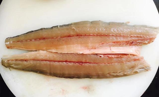 鲅鱼去内脏和腮清洗干净,取鱼肉挑除鱼刺,先把肥肉剁成泥,再和鱼肉