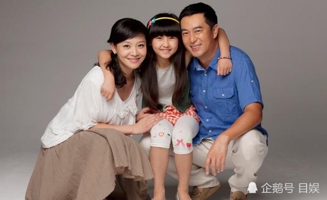 他曾凭蜗居走红离过一次婚现任妻子比自己大一岁也是二婚