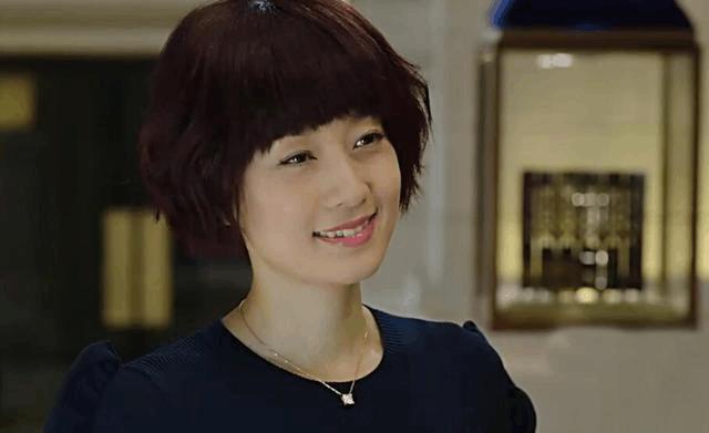 41岁马伊琍现身机场, 发型一言难尽, 网友笑称: 这是去演罗子君?