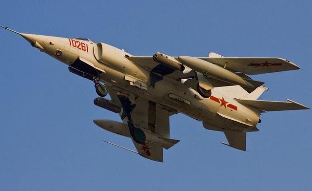 这就是苏联1945年由伊尔-2攻击机发展出来的伊尔-10,活塞式强击机.