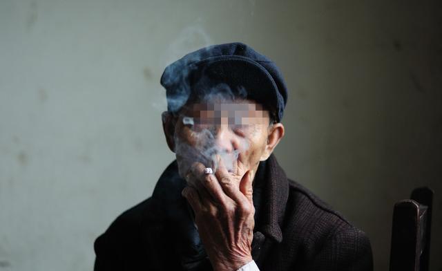 和男朋友回家, 饭桌上感觉有人摸我腿, 低头一看我傻了眼