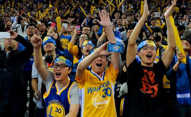 nba场边看球有风险:球迷被科比误伤3年后去世,一人直接担架抬出