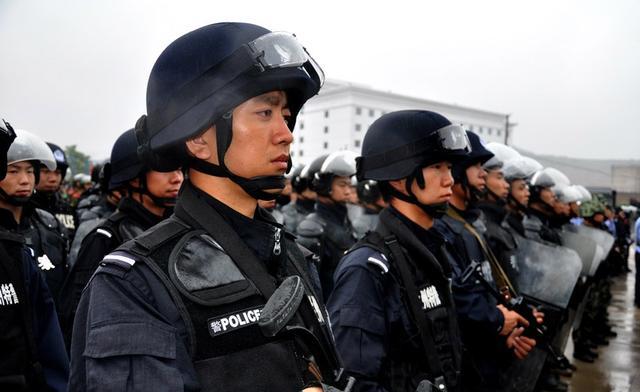 嘉诚土方公司正好集中发工资,长安县公安局刑警们借机一举将郑卫国,乔