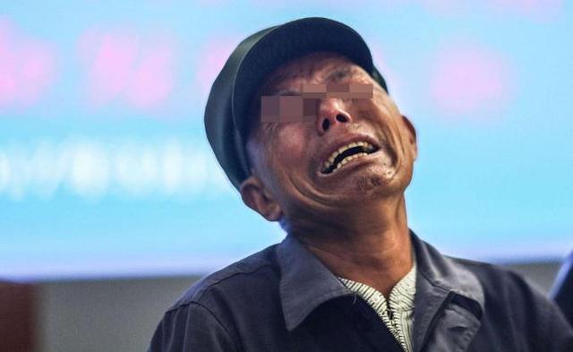 农民工小伙见老人因救命钱被偷大哭,耍魔术变回来,他真有这本事