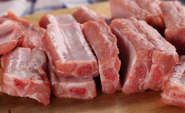 猪排骨提供人体生理活动必需的优质蛋白质,脂肪,尤其是丰富的钙质可