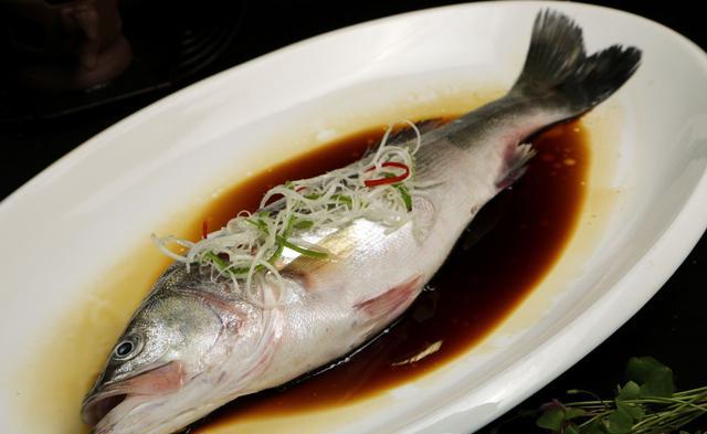 尽西风季鹰归未张翰辞官归家真只因为思念家乡的鲈鱼莼菜