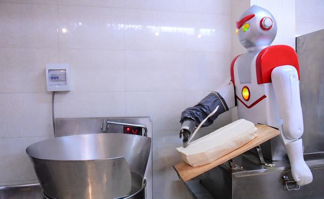 神奇的自动炒菜机器人做饭,男的吃了补肾,女的吃了养颜