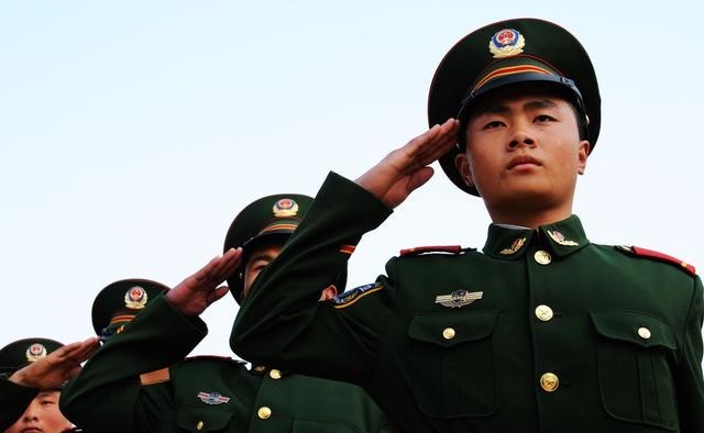 爷爷临终不肯闭眼,当兵孙儿和战友隔千里敬了军礼,他才安详离去