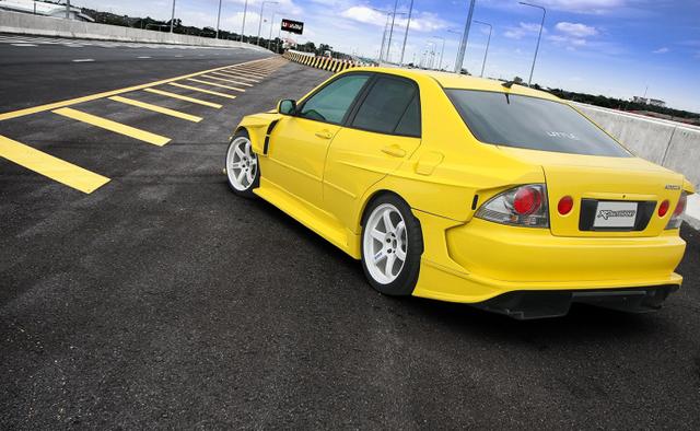 丰田altezza很黄很暴力在广东地区被大家称为咬地鲨