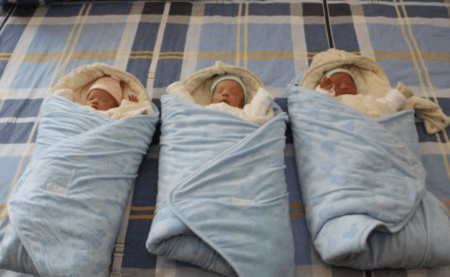 18岁孕妈怀了三胞胎, 婆婆得知其早产15天, 婆婆愁着走开了