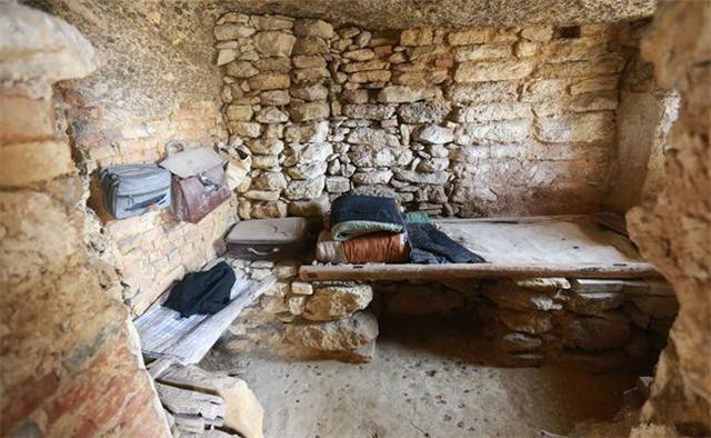 朱元璋的后代隐居在山洞中,性情大变,还自创别人看不懂的字符!