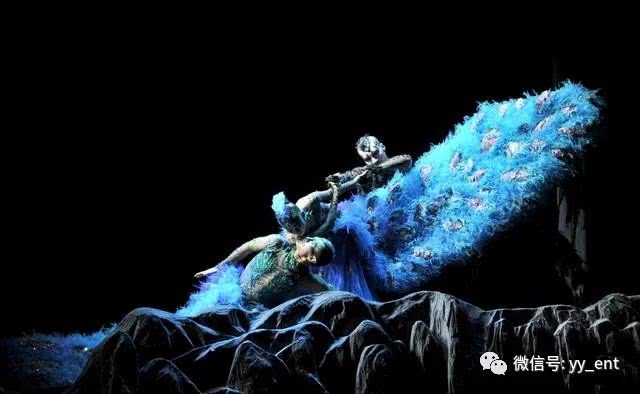 特别是她在12年春晚舞台上的《雀之灵》真的是震撼心灵