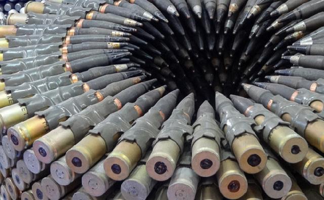 枪械-看着"口水直流":地下军火库"堆成山"子弹"按斤称"