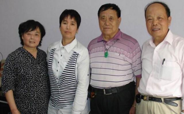 小伙雪地救老人后获赠一块普通小石头,20年后专家估出天价!