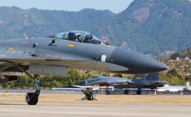 歼-11a改进型已批量装备部队 垂尾现新装置意义重大