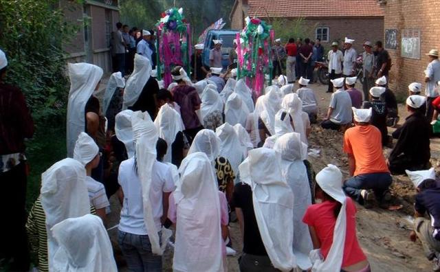 父亲尸骨未寒母亲就再婚儿子愤怒离家奶奶临终前说出真相