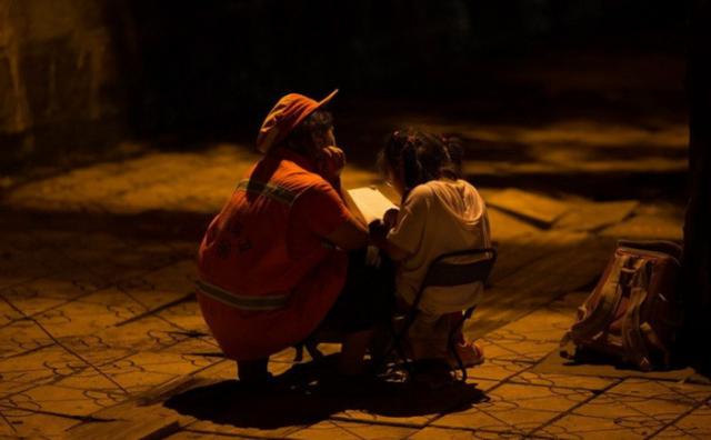 孩子上学不可怕,可怕的是一个人辅导作业,4张图看出妈妈的心酸