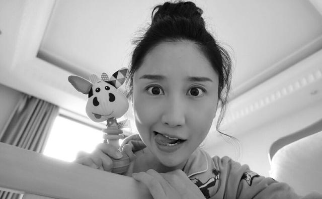 陈彦妃晒全家福一家三口都有酒窝基因强大