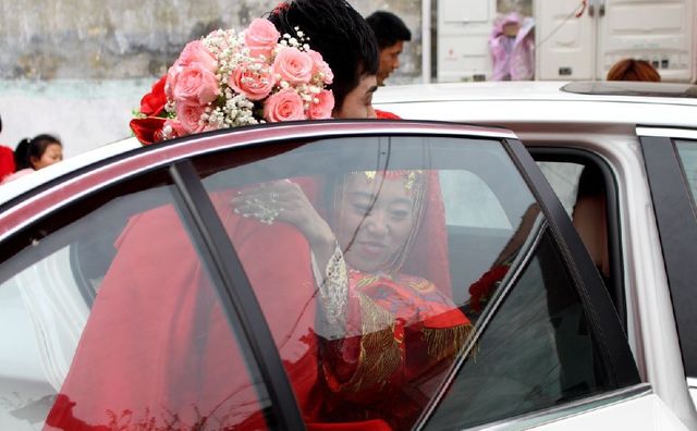 新娘出嫁前一刻非常高兴,坐上婚车后却泣不成声