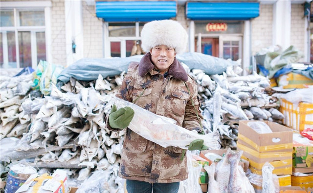 东北人冬天卖鱼,鱼头直接插到雪里
